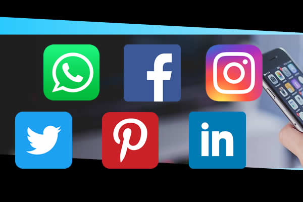 íconos de redes sociales sobre imagen de persona sosteniendo celular