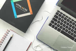 ¿Qué es HTML? escritorio con notebook, libro de html/css y bloc de notas